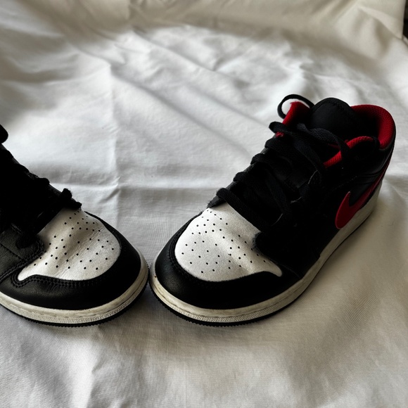 Nike Air Jordon 1 Low 4.5 Youth Black/White/Fire Red - Picture 14 of 14